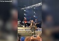 Bruce Springsteen inciampa e cade durante il concerto di Amsterdam
