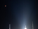 Il razzo Sla sulla piattaforma di lancio 39B al Kennedy Space Center durante l'eclissi di Luna avvenuta l'8 novembre (Fonte: NASA/Joel Kowsky) (ANSA)