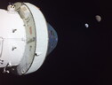La capsula Orion con il Modeulo di servizio europeo, sullo sfondo la Terra e la Luna (fonte: NASA) (ANSA)