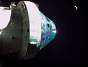 La capsula Orion in viaggio verso la Terra, sullo sfondo (fonte: NASA) (ANSA)