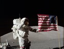Eugene Cernan, comandante dell'Apollo 17, fotografato accanto alla bandiera americana durante la missione (Fonte: NASA) (ANSA)