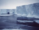Un gigantesco iceberg e' alla deriva al largo dell'Antartide (ANSA)