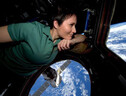 L'astronauta Samantha Cristoforetti a bordo della Stazione Spaziale Internazionale (fonte: ESA) (ANSA)
