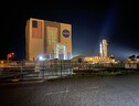 Il sistema di lancio Sls della Nasa lascia l'edificio di assemblaggio (Vab) per essere trasferito sulla rampa di lancio (fonte: NASA/Stephanie Plucinsky) (ANSA)