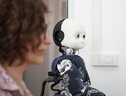 Il robot iCub con la ricercatrice Agnieszka Wykowska (fonte: IIT) (ANSA)