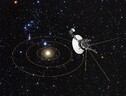 Rappresentazione artistica della sonda Voyager 2 nello spazio interstellare (fonte: NASA, ESA, and G. Bacon/STScI) (ANSA)