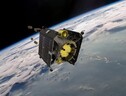 Rappresentazione artistica della piattaforma Ion dell'azienda D-Orbit's, mentre rilascia dei satelliti (fonte: D-Orbit) (ANSA)