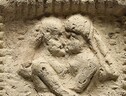 Particolare del bassorilievo babilonese del 1800 a.C. che documbenta il più antico bacio (fonte: © The Trustees of the British Museum) (ANSA)