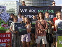 Giovani ambientalisti davanti al Parlamento di Strasburgo (ANSA)