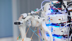 Il bioreattore installato in un robot umanoide per fabbricare tendini umani destinati ai trapianti (fonte: Fisher Studios) (ANSA)