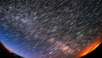 La strie verticali al centro dell'immagine sono le tracce dei satelliti Starlink, che ttraversano quelle lasciate dalle stelle, nel cielo del New Mexico (fonte: M. Lewinsky, CC BY 2.0) (ANSA)