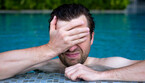 La salute degli occhi, i rischi per i bagni con le lenti a contatto (ANSA)
