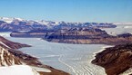 Il ghiacciao Taylor, in Antartide (fonte: Taylor Glacier, rielaborazione di un'immagine della NASA, da Flickr) (ANSA)