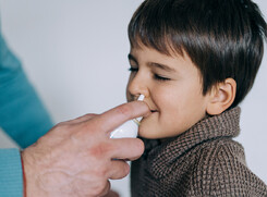 Semplice spray nasale riduce il russamento nei bimbi (ANSA)