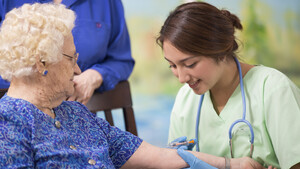 Vaccini ‘salvavita’ per anziani, evitano malattie croniche (ANSA)