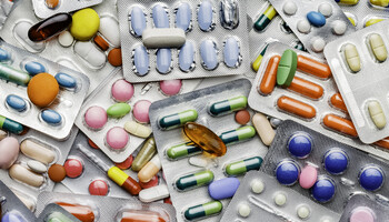 Background of a large group of assorted capsules, pills and blisters (ANSA)