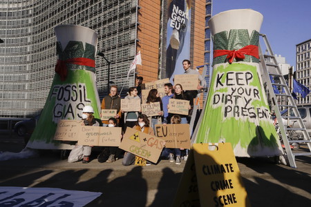 Protesta degli attivisti contro la proposta sulla tassonomia energetica europea, davanti alla sede della Commissione Ue a Bruxelles