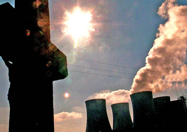 Una centrale nucleare in una fot d'archivio © Ansa