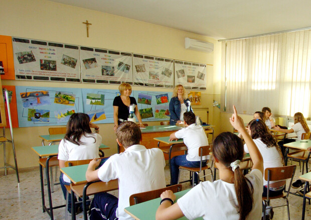 Un'insegnante durante una lezione in classe in una foto d'archivio. ANSA/ ALESSANDRO DI MEO © ANSA