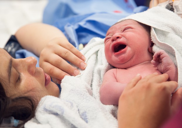 Spingere 'prima' nel parto non aumenta il rischio di cesareo © Ansa