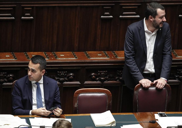 Il ministro del Lavoro e dello Sviluppo Economico Luigi Di Maio (s) e il ministro dell'Interno  Matteo Salvini nell'Aula della Camera © ANSA 