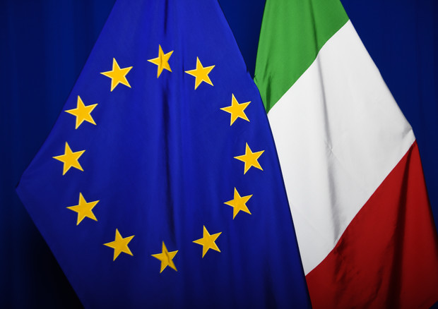 Bandiera dell'Italia a mezz'asta al Parlamento Ue © Ansa
