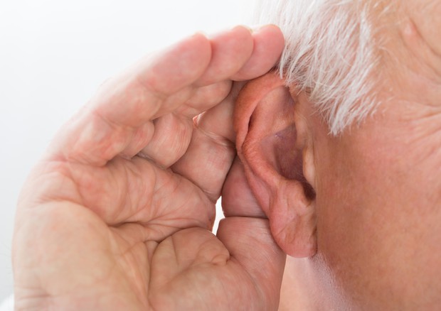 Controllare la perdita di udito negli anziani evita la depressione © Ansa