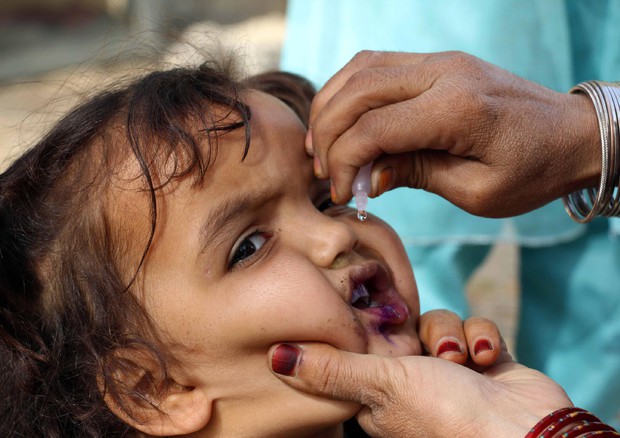Una vaccinazione per la polio  in Kandahar © EPA