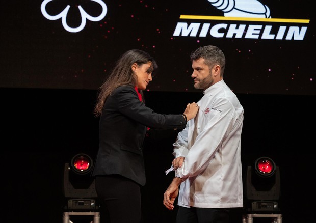 Lo chef Enrico Bartolini, del Mudoc di Milano, inisignito della terza stella durante la  presentazione dell'edizione n. 65 della Guida Michelin © ANSA