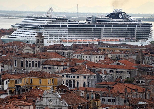 Grandi navi; Mit, navi fuori dalla laguna di Venezia © ANSA