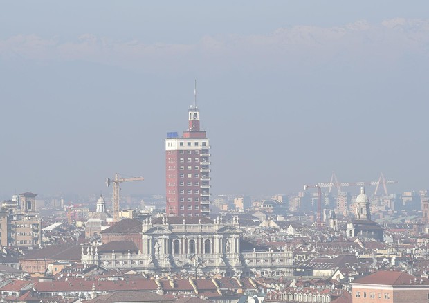 Livelli di smog e polveri sottili oltre il limite massimo consentito su Torino, foto d'archivio  ANSA/ALESSANDRO DI MARCO © ANSA