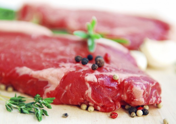 Carne rossa: consumo Italia è la metà di quello Usa (fonte: Assocarni) © Ansa