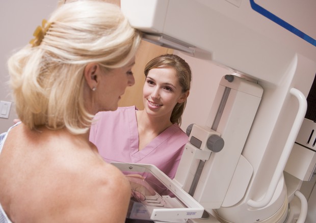 Solo la metà delle italiane esegue la mammografia, donne lombarde le più attente © Ansa