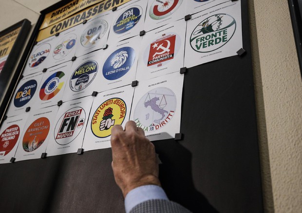 Affissione del 47mo e ultimo simbolo nella bacheca durante la consegna dei contrassegni elettorali presso il Viminale per le elezioni europee © ANSA 