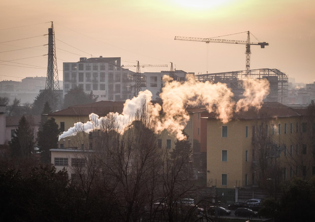 Smog: Sala, dal 2023 stop caldaie a gasolio a Milano © ANSA