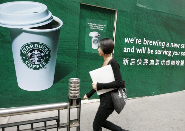 Virus Cina, Starbucks chiude metà dei negozi in Cina © 