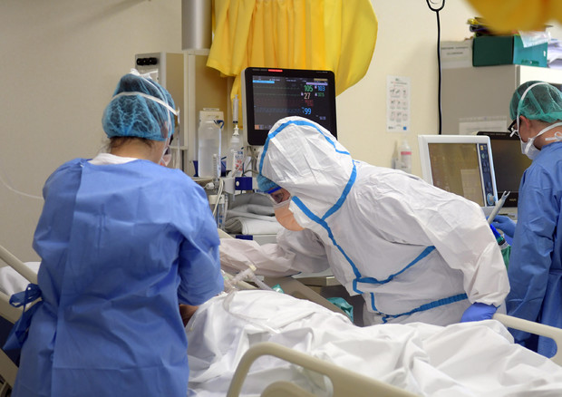 Medici e infermieri al lavoro in un reparto di terapia intensiva © ANSA