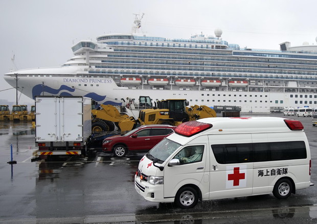 Un'ambulanza trasporta un passeggero contagiato della nave da crociera Diamond Princess © EPA