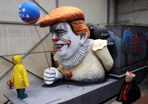 Colonia, Greta osserva un carro del Carnevale dedicato a Trump © ANSA 