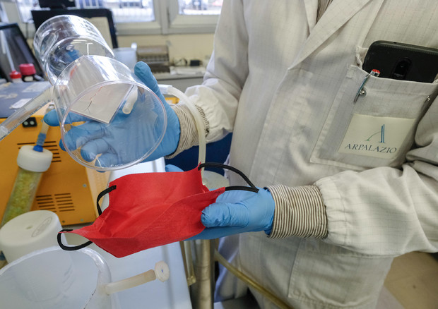 Coronavirus: test efficacia mascherine in laboratorio Arpa Lazio © 