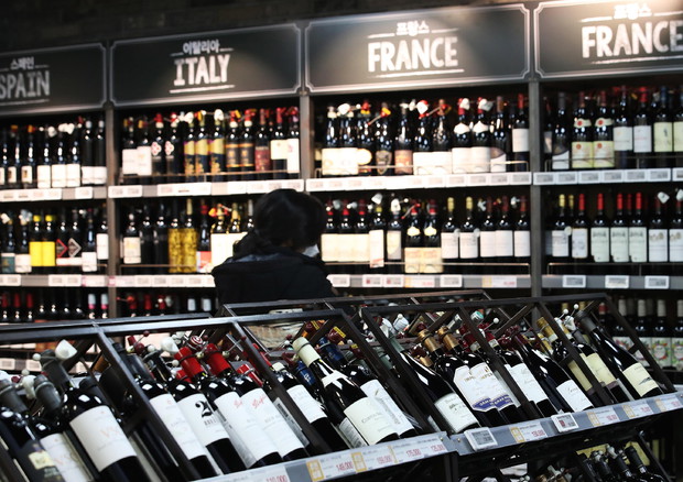 Vino made in Italy, cala l'export del 3,4% in 10 mesi ma la Francia perde quattro volte di più © EPA