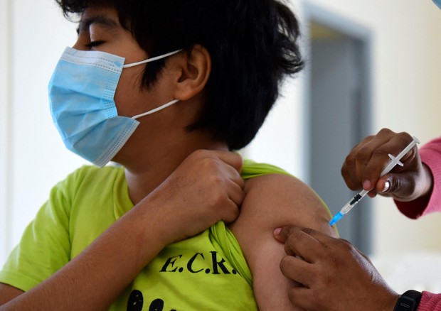 Un bambino riceve una dose di vaccino anti-Covid Pfizer-BioNtech. Immagine d'archivio © AFP