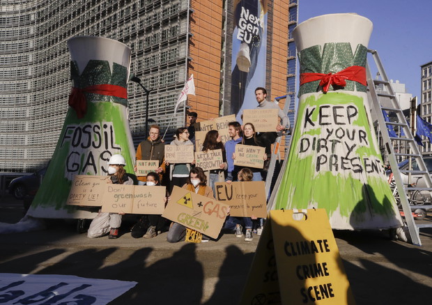 Protesta degli attivisti contro la proposta sulla tassonomia energetica europea, davanti alla sede della Commissione Ue a Bruxelles © EPA