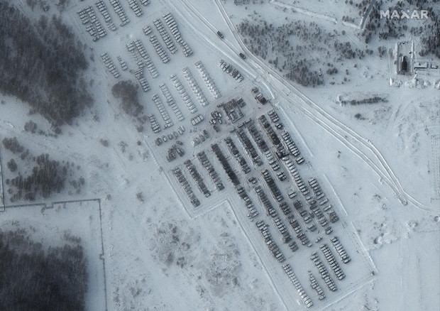 Veduta aerea dell'artiglieria e di carroarmati russi © EPA