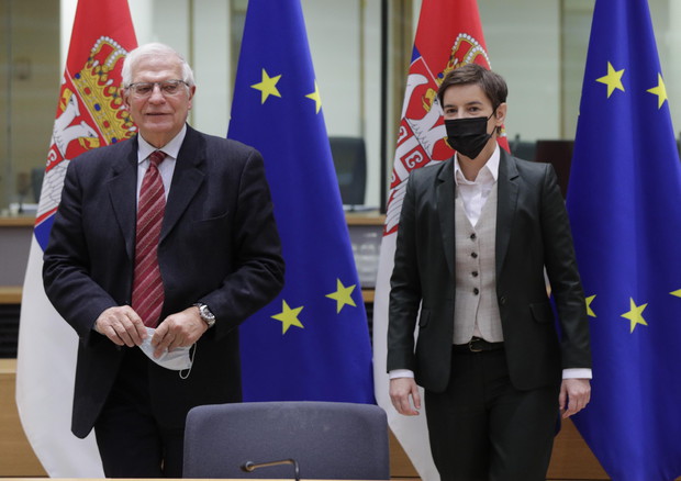 L'alto rappresentante dell'Unione europea, Josep Borrell, e la Prima ministra serba Ana Brnabic © EPA