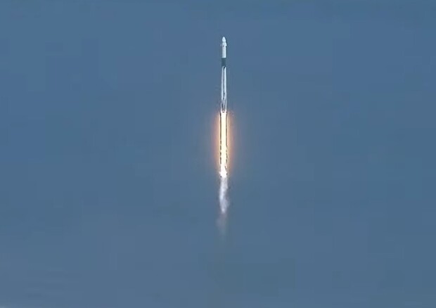 Il lancio del Falcon 9 che porta in orbita la navetta Crew 5 (fonte: NASA TV) © Ansa