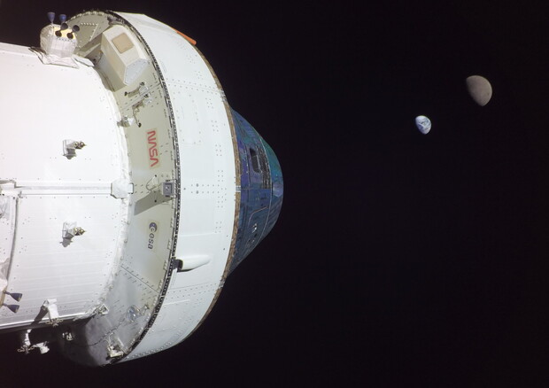 La capsula Orion con il Modeulo di servizio europeo, sullo sfondo la Terra e la Luna (fonte: NASA) © Ansa