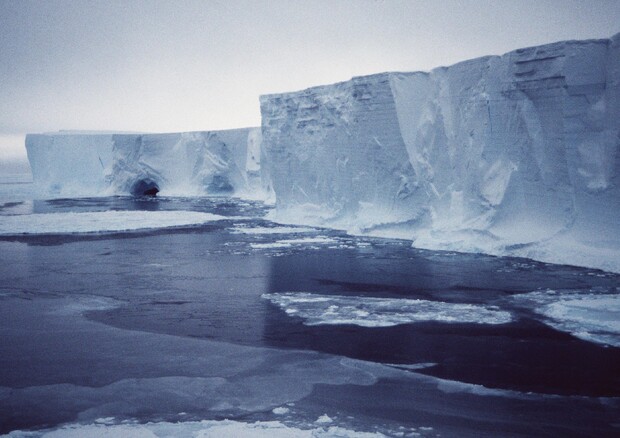 Un gigantesco iceberg e' alla deriva al largo dell'Antartide © ANSA