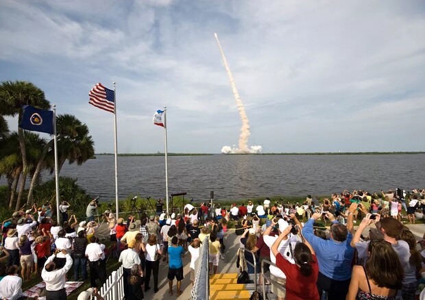 Il Kennedy Space Center affollato per il lancio dello Space Shuttle Endeavour nel 2009 (fonte: Nasa, Ben Cooper) © Ansa