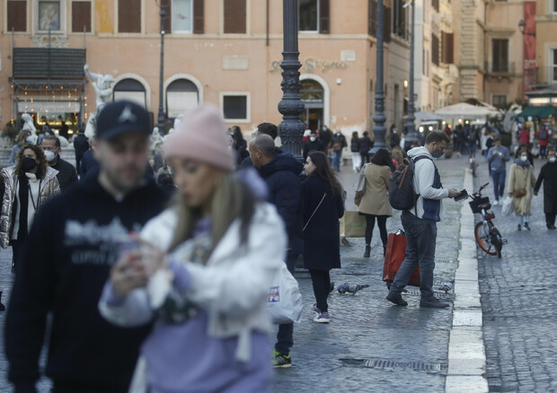 Gente in strada a Roma (archivio) © ANSA